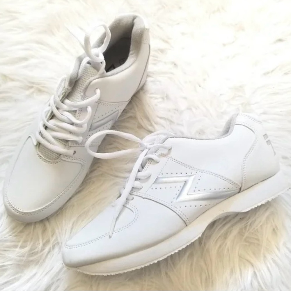 New in box Zoe Revolution Cheerleading White Sneakers size 10 youth